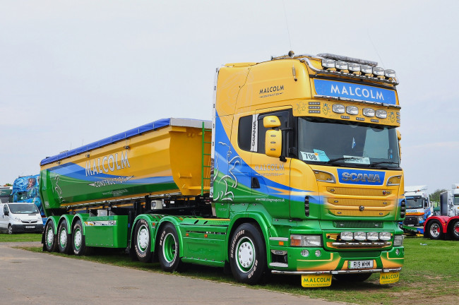 Обои картинки фото автомобили, scania , выставка, улица, тяжелый, грузовик, седельный, тягач