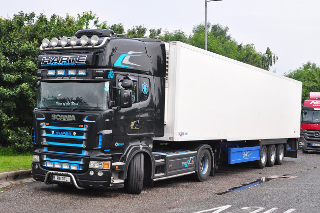 Обои картинки фото автомобили, scania , выставка, улица, тяжелый, грузовик, седельный, тягач