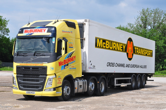 Обои картинки фото автомобили, volvo trucks , выставка, улица, тяжелый, грузовик, седельный, тягач