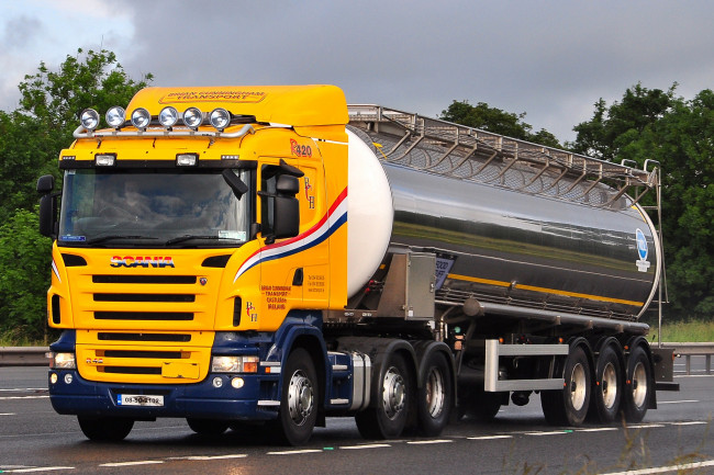 Обои картинки фото автомобили, scania , выставка, улица, тяжелый, грузовик, седельный, тягач