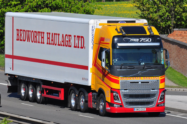 Обои картинки фото автомобили, volvo trucks , выставка, улица, тяжелый, грузовик, седельный, тягач