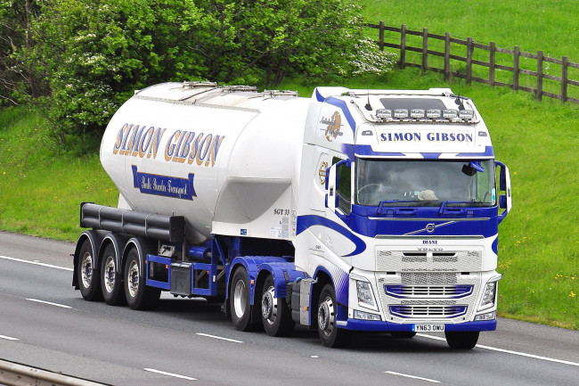 Обои картинки фото автомобили, volvo trucks , выставка, улица, тяжелый, грузовик, седельный, тягач