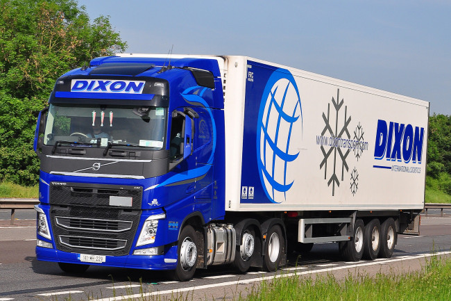 Обои картинки фото автомобили, volvo trucks , выставка, улица, тяжелый, грузовик, седельный, тягач