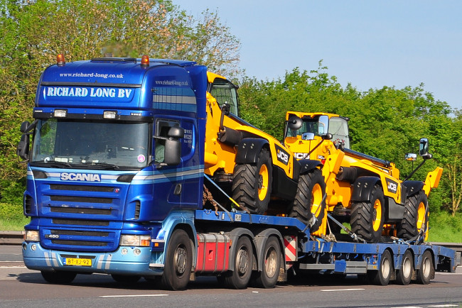 Обои картинки фото автомобили, scania , выставка, улица, тяжелый, грузовик, седельный, тягач