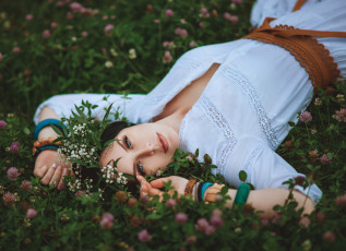 Картинка девушки diana+lipkina diana lipkina девушка брюнетка платье пояс украшения браслеты взгляд природа трава