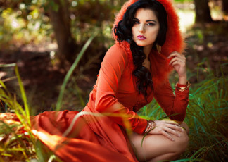 Картинка девушки -unsort+ брюнетки +шатенки девушка брюнетка локоны платье капюшон макияж украшения браслеты серьги природа трава