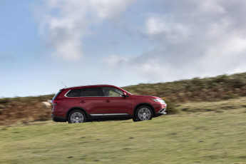 обоя автомобили, mitsubishi, 2015г, uk-spec, outlander