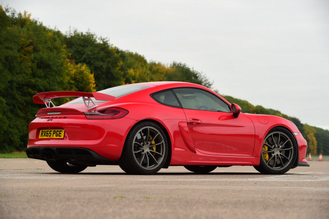 Обои картинки фото автомобили, porsche, 2015г, 981с, uk-spec, gt4, cayman, красный