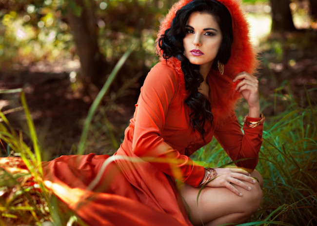 Обои картинки фото девушки, -unsort , брюнетки,  шатенки, девушка, брюнетка, локоны, платье, капюшон, макияж, украшения, браслеты, серьги, природа, трава