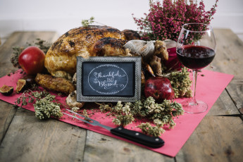 Картинка еда мясные+блюда бокал вино цветы праздничный ужин запеченная курица грибы табличка гранат