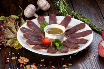 Картинка еда колбасные+изделия бастурма чеснок соус салат орехи