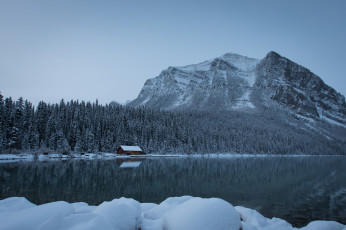 Картинка природа реки озера национальный парк банф озеро луиз снег banff national park канадские скалистые горы alberta canada альберта канада зима домик lake louise лес canadian rockies сугробы