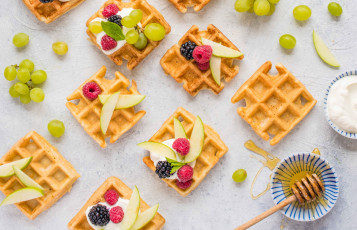 Картинка еда пирожные +кексы +печенье малина яблоко ягоды мед виноград вафли