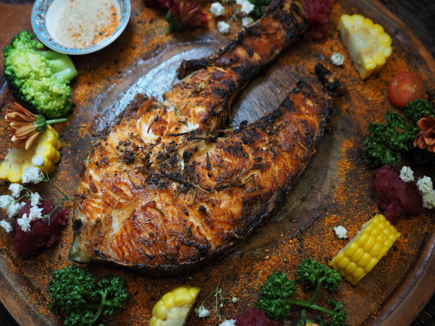 Обои картинки фото еда, рыба,  морепродукты,  суши,  роллы, кукуруза, гриль, лосось, соль, брокколи