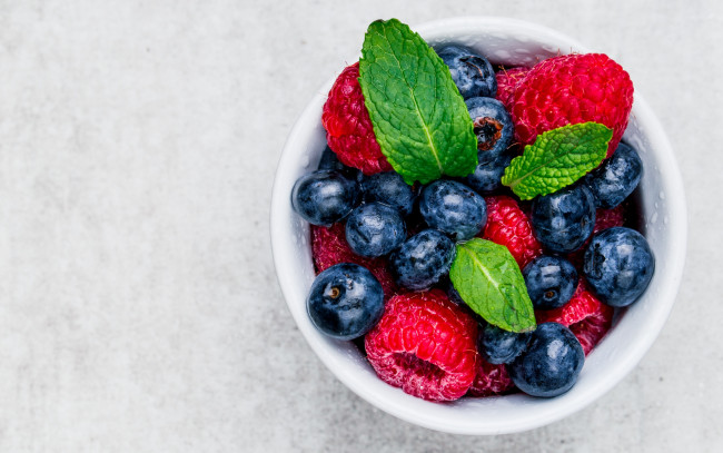 Обои картинки фото еда, фрукты,  ягоды, черника, малина, мята