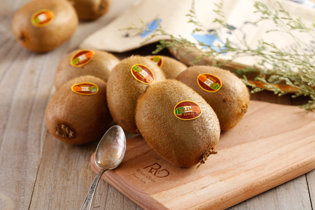 Обои картинки фото еда, киви, ложка, доска