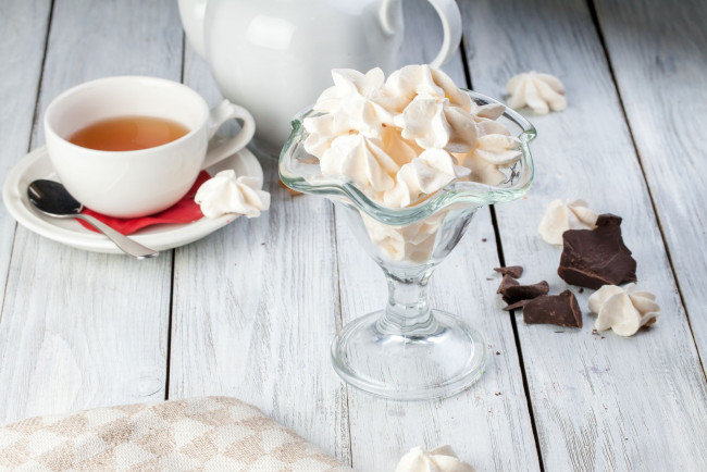 Обои картинки фото еда, мороженое,  десерты, меренге, безе, чай, шоколад, десерт