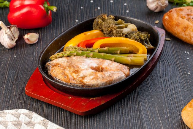 Обои картинки фото еда, рыба,  морепродукты,  суши,  роллы, перец, чеснок, спаржа