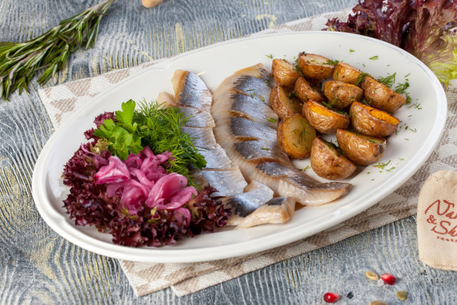 Обои картинки фото еда, рыба,  морепродукты,  суши,  роллы, закуска, селедка, картофель