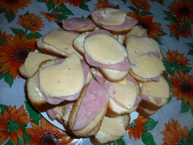 Обои картинки фото еда, бутерброды,  гамбургеры,  канапе, сыр, хлеб, колбаса