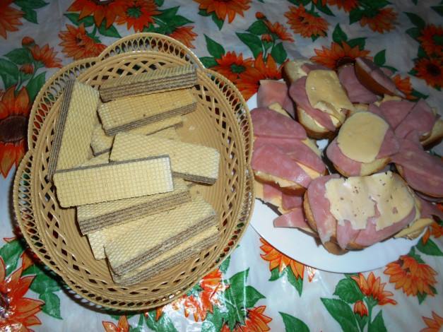 Обои картинки фото еда, бутерброды,  гамбургеры,  канапе, вафли, сыр, хлеб, колбаса