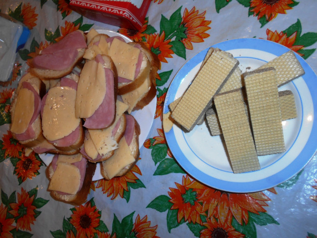 Обои картинки фото еда, бутерброды,  гамбургеры,  канапе, вафли, сыр, хлеб, колбаса