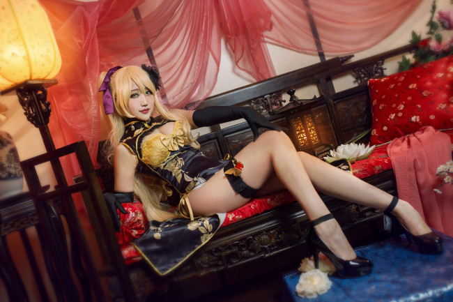 Обои картинки фото девушки, -unsort , азиатки, взгляд, девушка, цветы, лицо, секси, поза, стиль, комната, диван, ноги, мебель, интерьер, руки, лотос, блондинка, костюм, туфли, наряд, занавески, образ, ножки