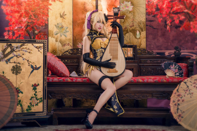 Обои картинки фото музыка, -другое, ножки, шкаф, подушка, сидит, азиатка, локоны, зонт, интерьер, картины, наряд, туфли, челка, музыкальный, инструмент, лютня, костюм, блондинка, роспись, образ, веер, руки