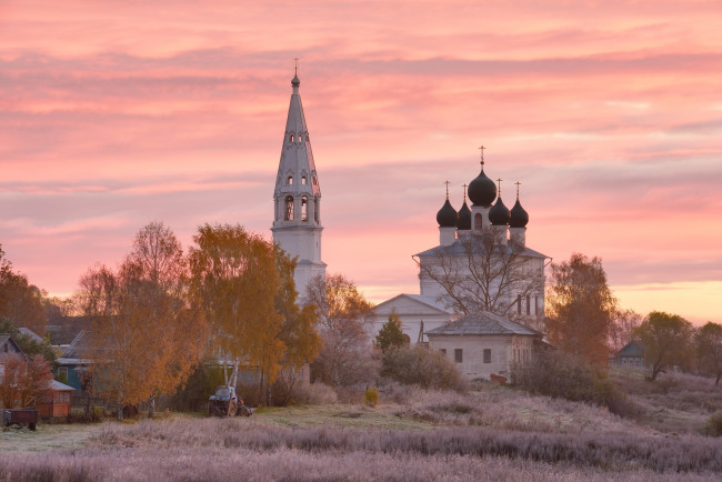 Обои картинки фото города, - православные церкви,  монастыри, колокольня, провинция, купола, архитектура, россия, березы, домики, храм, дымка, трактор, церковь, деревня, село, рассвет, розовый, природа, закат, деревья, облака, русская, глубинка