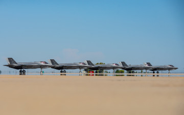 Картинка lockheed+martin+f-35+lightning+ii авиация боевые+самолёты ввс сша военные самолеты молния lockheed martin f35 американский истребитель-бомбардировщик f-35a военный аэродром