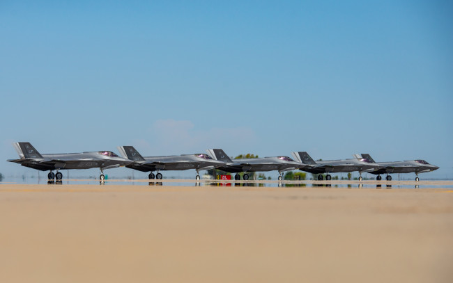 Обои картинки фото lockheed martin f-35 lightning ii, авиация, боевые самолёты, ввс, сша, военные, самолеты, молния, lockheed, martin, f35, американский, истребитель-бомбардировщик, f-35a, военный, аэродром