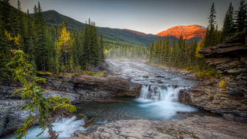 Картинка природа реки озера пейзаж вид на красную гору зеленые деревья осень вода ручей река