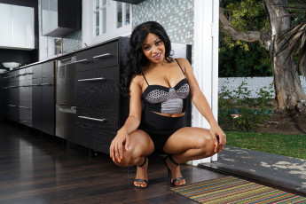 Картинка anya+ivy девушки anya ivy девушка модель брюнетка красотка поза флирт темнокожая чернокожая мулатка стройная сексуальная фигура