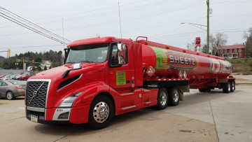 Картинка автомобили volvo+trucks+ выставка улица truck tanker red