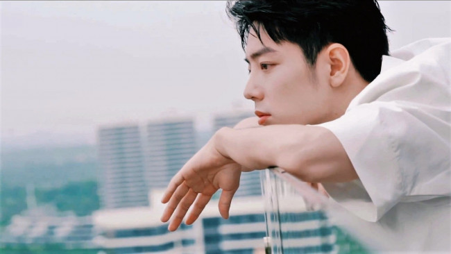 Обои картинки фото мужчины, xiao zhan, актер, лицо, рубашка, руки, балкон