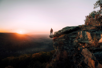 обоя мужчины, -unsort, парень, скалы, панорама, закат, лес