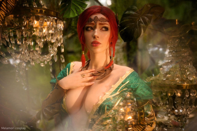 Обои картинки фото девушки, мария давыдова , lady melamori, образ, косплей, наряд, костюм, украшения, декольте, сад, люстры