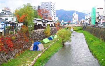 Картинка города мосты палатки река дома
