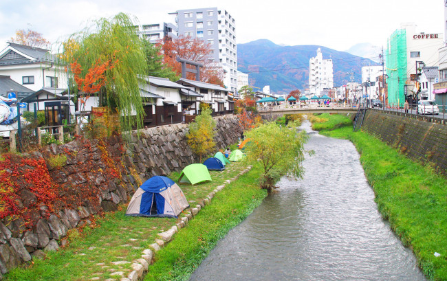 Обои картинки фото города, мосты, палатки, река, дома