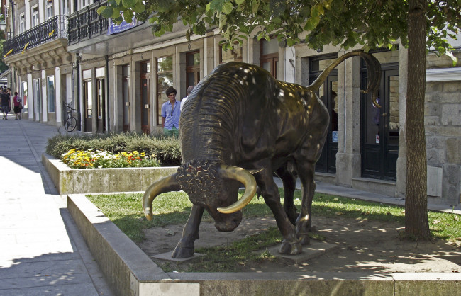 Обои картинки фото города, памятники, скульптуры, арт, объекты, дерево, тротуар