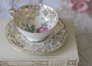 Картинка разное посуда столовые приборы кухонная утварь фарфор книга блюдце чашка