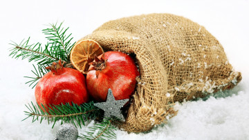 Картинка праздничные угощения мешок гранаты ветка шарики