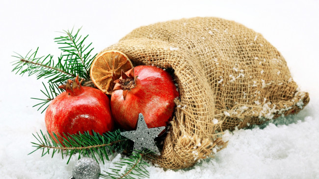 Обои картинки фото праздничные, угощения, мешок, гранаты, ветка, шарики