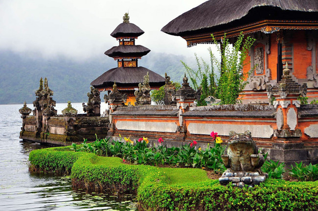 Обои картинки фото бали, города, буддистские, другие, храмы, храм, цветы, вода