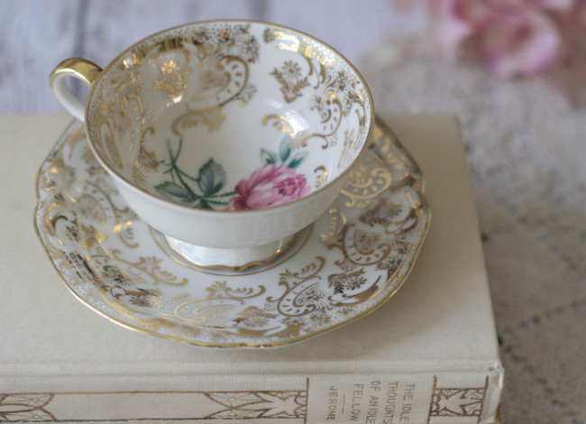 Обои картинки фото разное, посуда, столовые, приборы, кухонная, утварь, фарфор, книга, блюдце, чашка