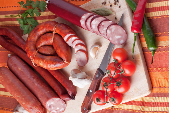 Обои картинки фото еда, колбасные изделия, помидоры, колбаса, перец, томаты
