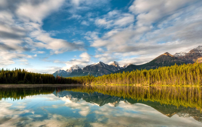 Обои картинки фото природа, реки, озера, осень, лес, озеро, облака, горы, небо