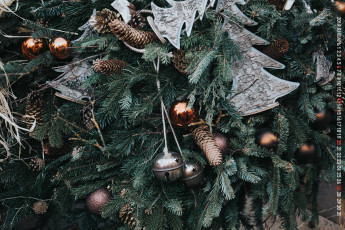 Картинка календари праздники +салюты елка шишка колокольчик игрушка шар