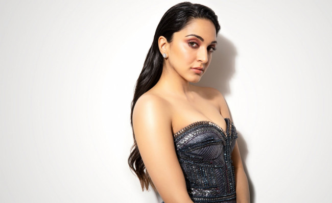 Обои картинки фото девушки, kiara advani, декольте