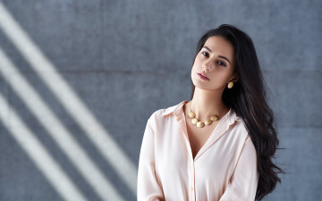 Картинка девушки amy+jackson бусы